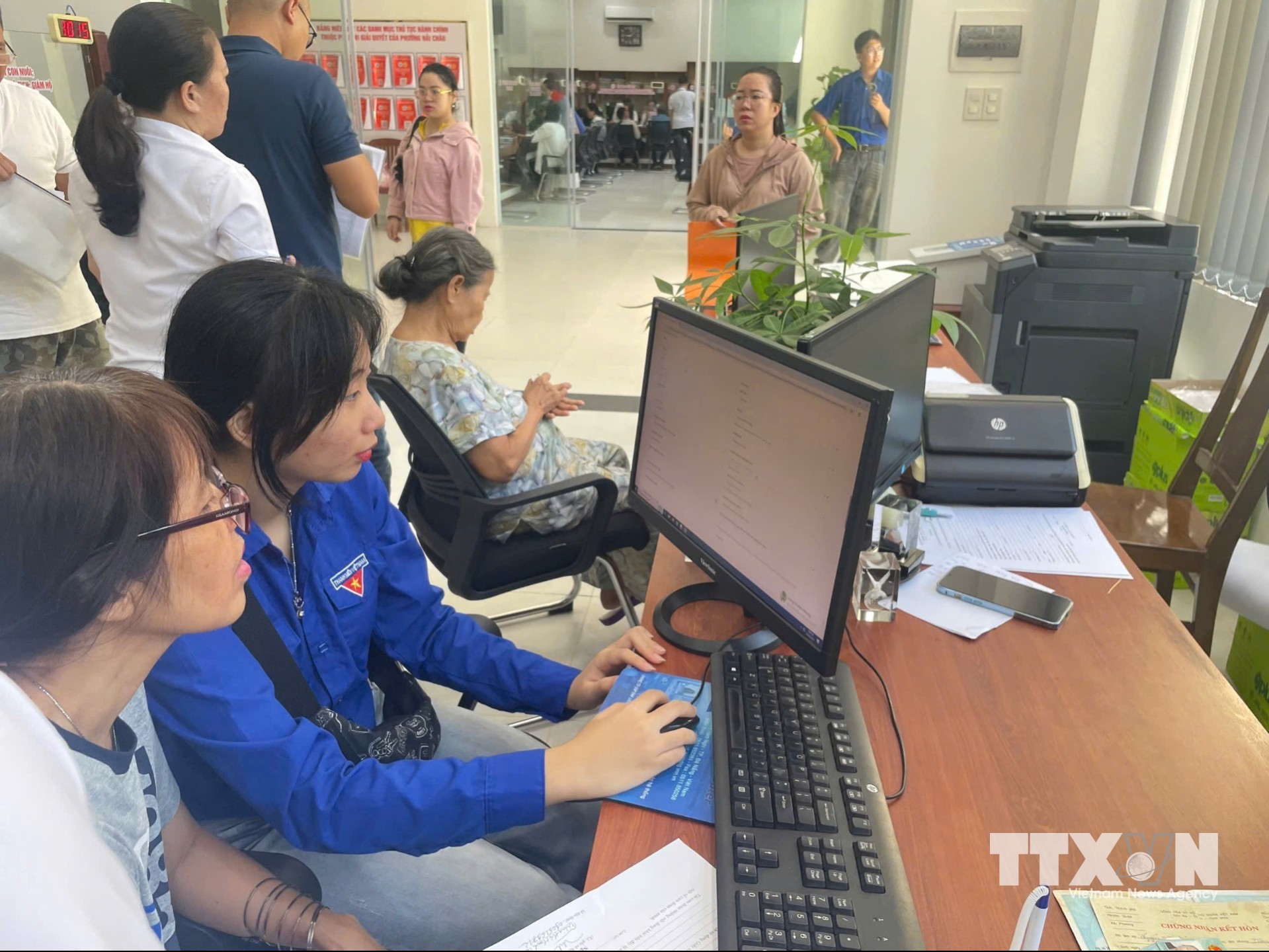 Tổ công nghệ số cộng đồng hướng dẫn người dân Đà Nẵng thực hiện các thủ tục hành chính trực tuyến. (Ảnh: Mỹ Hà/TTXVN)